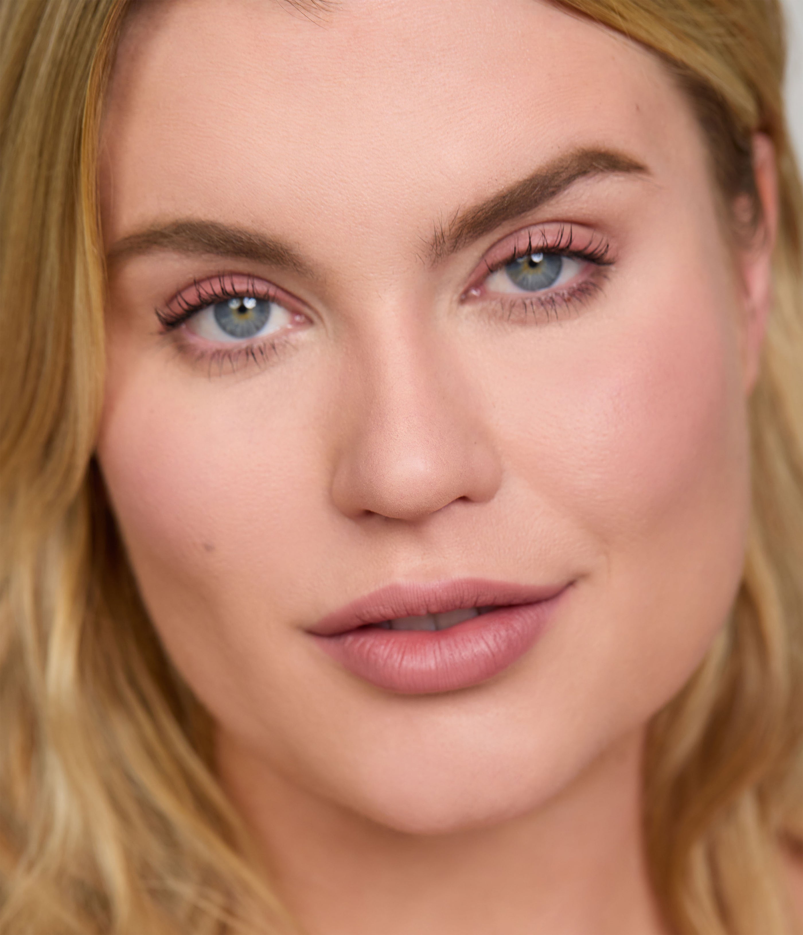 Model wears Aleph Eye/Lip Multi-Liner in Blush