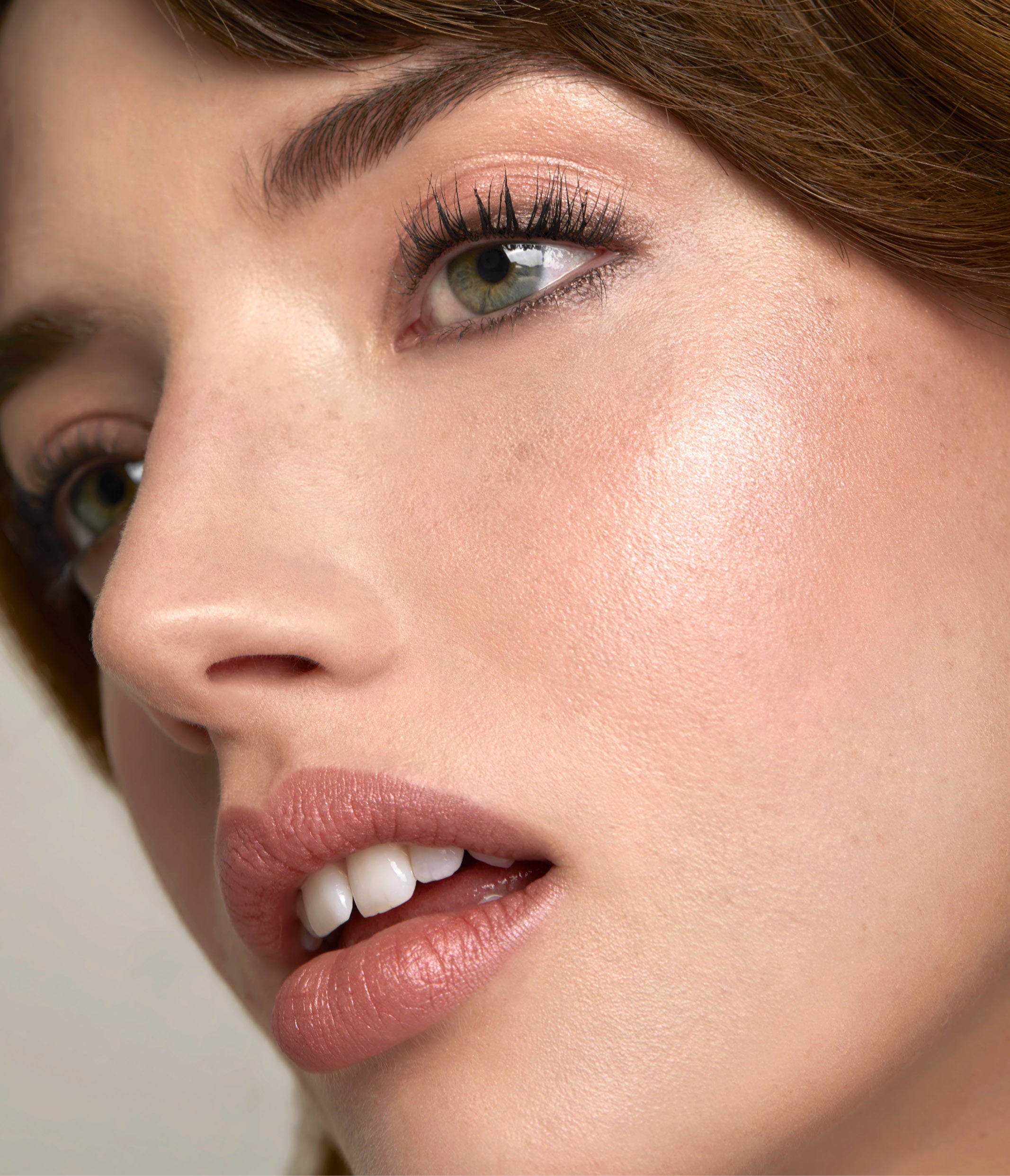 Aleph Radiance Balm Star highlighting the cheekbones