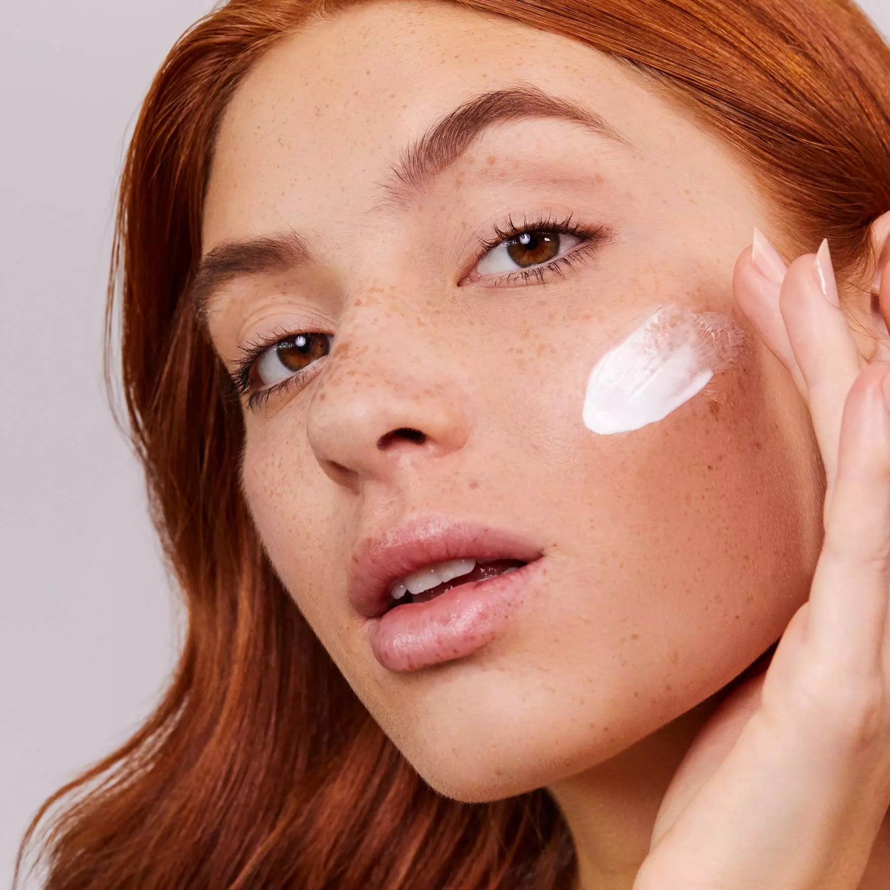 model applies Aleph The One Moisture Cream