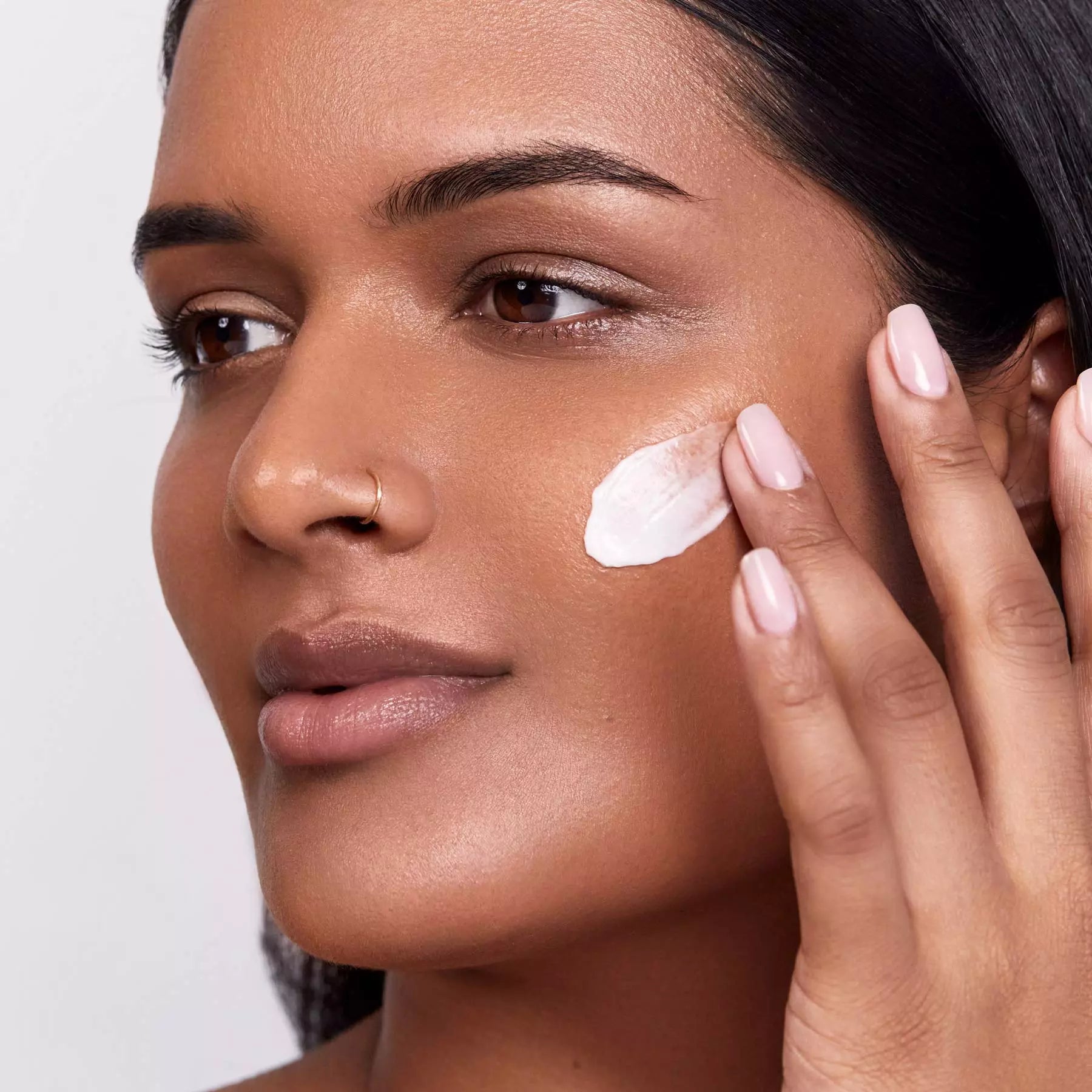 Model applies The One Moisture Cream